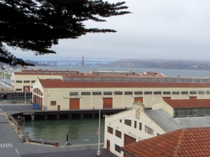 Fort Mason mit der Golden Gate Bridge im Hintergrund